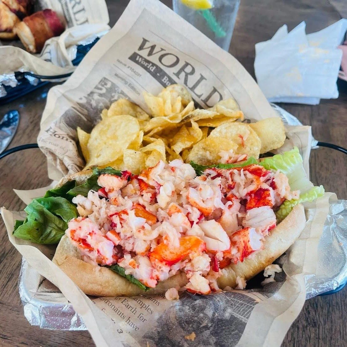 (HOT) Connecticut Style Lobster Roll.
