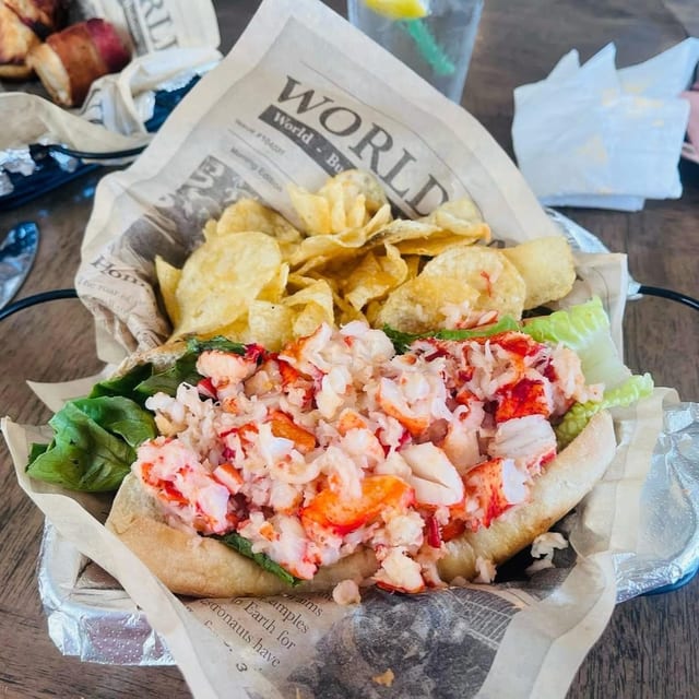 (HOT) Connecticut Style Lobster Roll.