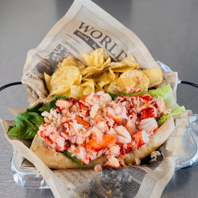 (HOT) Connecticut Style Lobster Roll.